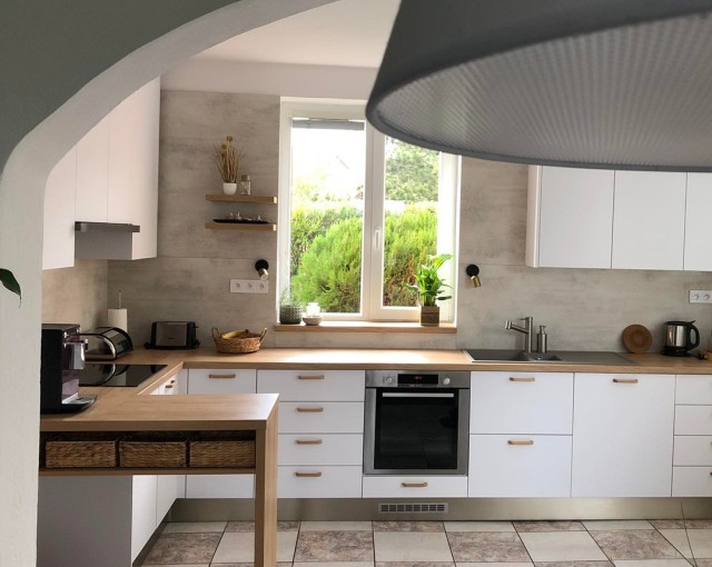 Rekonštrukcia kuchyne v rodinnom dome, biela kuchynská linka  a návrh od architekta